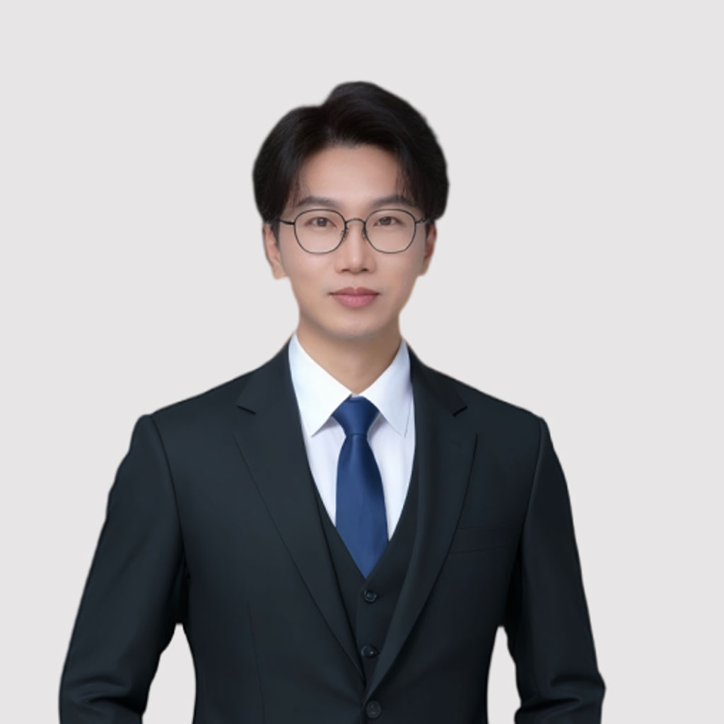 Economics lecturer with practical experience